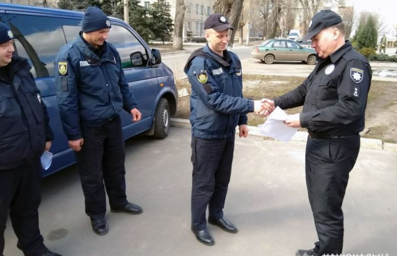 20 полицейских помогли своим коллегам заботиться об их малыше в больнице в 2019 году 20 полицейских помогли своим коллегам заботиться об их малыше в больнице в 2019 году