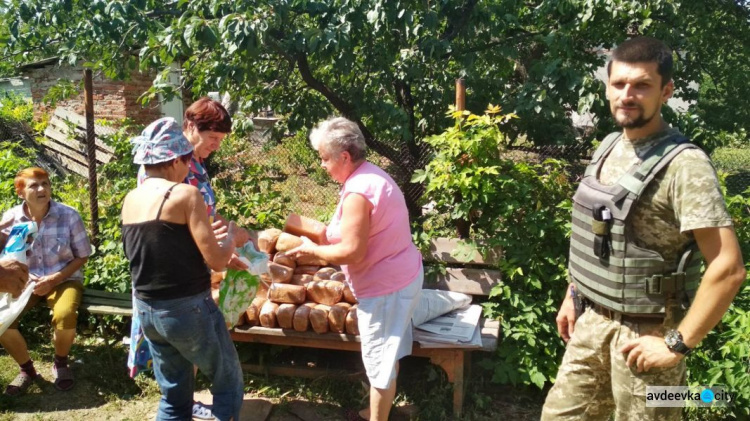 Авдеевские «симики» развезли хлеб и помогли организовать спектакль (ФОТО)