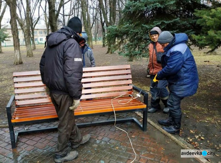 Комунальники Авдіївки встановили нові лави біля пам'ятнику Шевченко (ФОТОФАКТ)