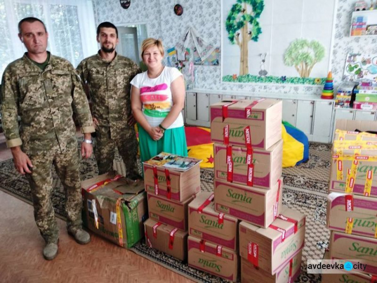 Авдеевские "симики" привезли помощь для "Совета ветеранов" и детворе из "Искорки" (ФОТО)