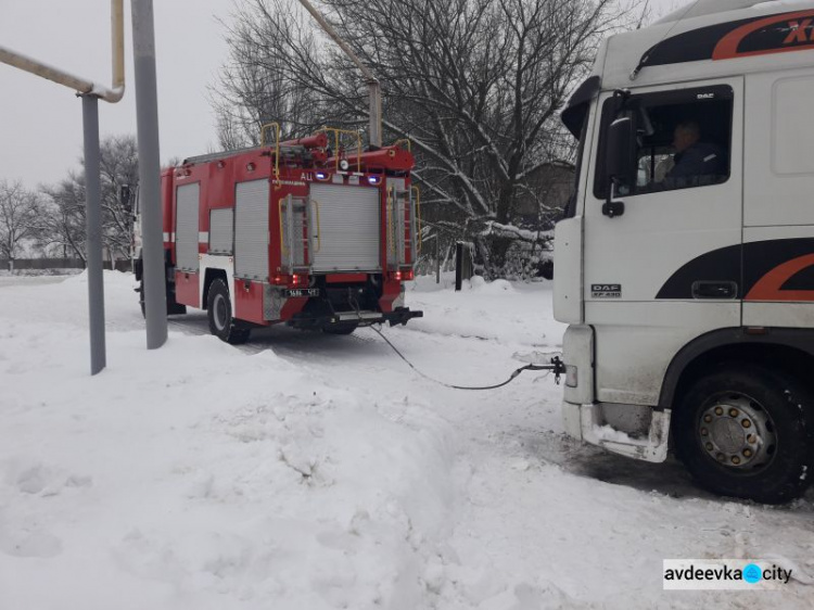 Спасатели Донетчины освободили из снежного плена 7 автомобилей (ФОТО)