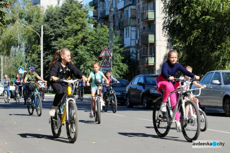 В Авдіївці на "олімпійські" велопробіги вийшли школяри та заводчани