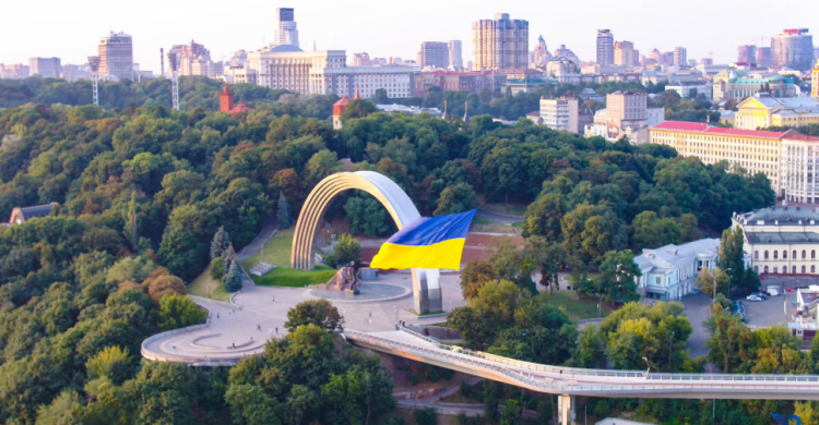 З нагоди Дня Державного прапора в небі над Києвом підняли найбільший стяг в Україні
