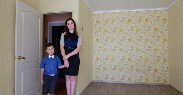 Ряд  детей-сирот получил ключи от квартир в Донецкой области ко Дню Конституции