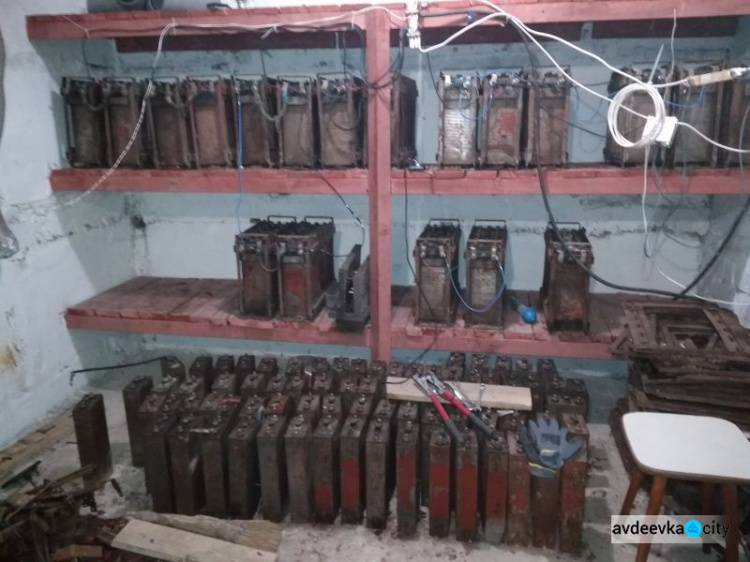 В подвале одного из домов Авдеевки обнаружены 200 "трамвайных" аккумуляторов. Кража или приобретение? (ФОТО)