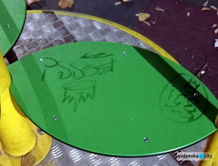 Авдеевская молодёжь продолжает заниматься вандализмом на детских площадках (ФОТОФАКТ)