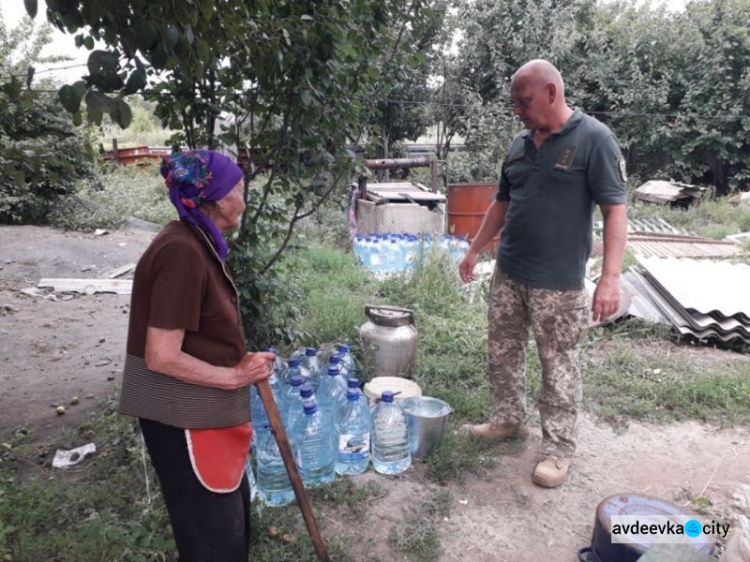 Авдеевские "симики" не оставляют без помощи мирных жителей (ФОТО)