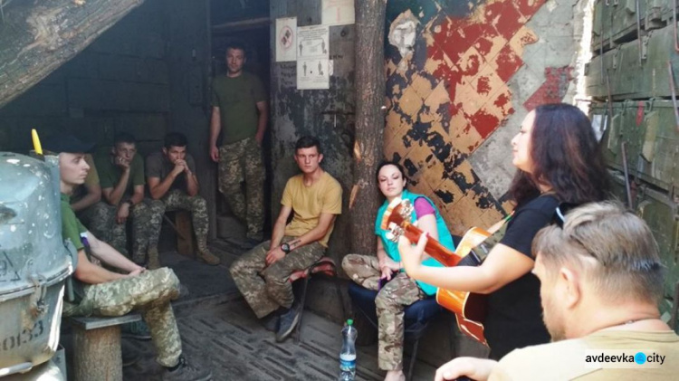 Авдеевские "симики"  помогли волонтерам  организовать концерт для военных на линии разграничения (ФОТО)