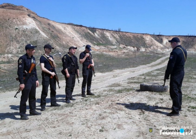 Авдеевские правоохранители усовершенствовали свой уровень владения оружием (ФОТО)