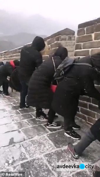 Великая Китайская стена стала "ледяной горкой" (ФОТО+ВИДЕО)