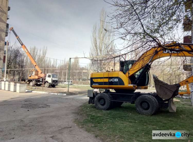 Авдеевские коммунальщики завершили ремонт аварийного участка теплотрассы (ФОТОФАКТ)