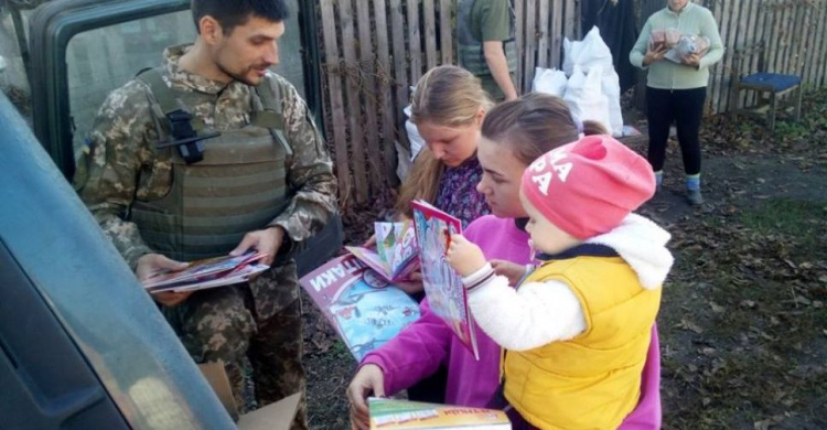 Авдеевские "симики" доставили помощь от волонтеров жителям прифронтового поселка и военным (ФОТО)