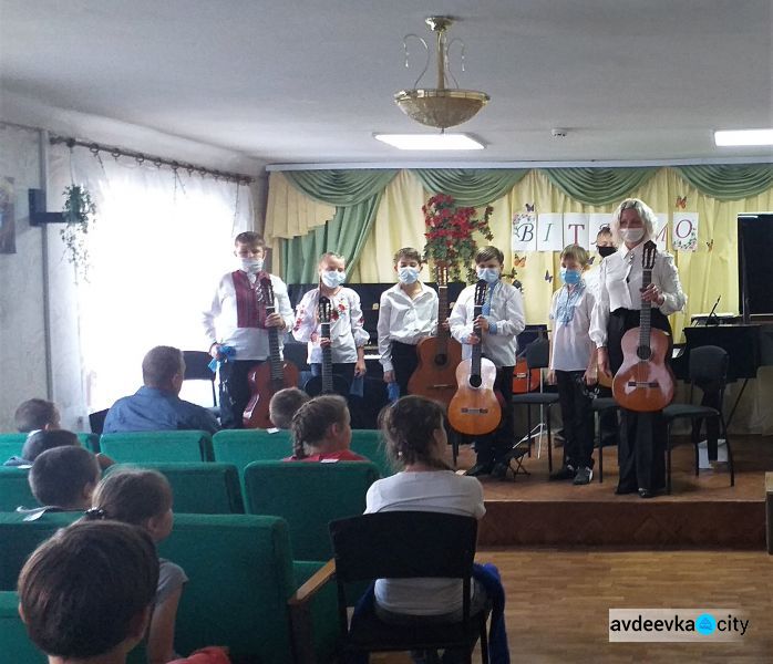 Авдеевская "музыкалка" пригласила школьников на лекцию-концерт об украинских композиторах