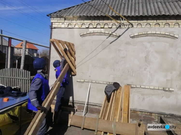 Спасатели МЧС отремонтировали почти двести домов мирных жителей Донбасса