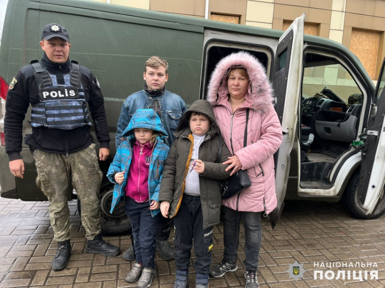 Авдіївські поліцейські евакуювали з лінії фронту багатодітну родину
