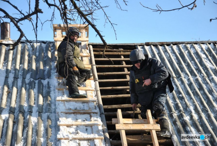 В Авдеевке спасатели восстановили уже более 250 поврежденных обстрелами жилых домов (ФОТО)