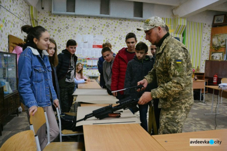 Военные провели Урок мужества в прифронтовой Авдеевке: фоторепортаж