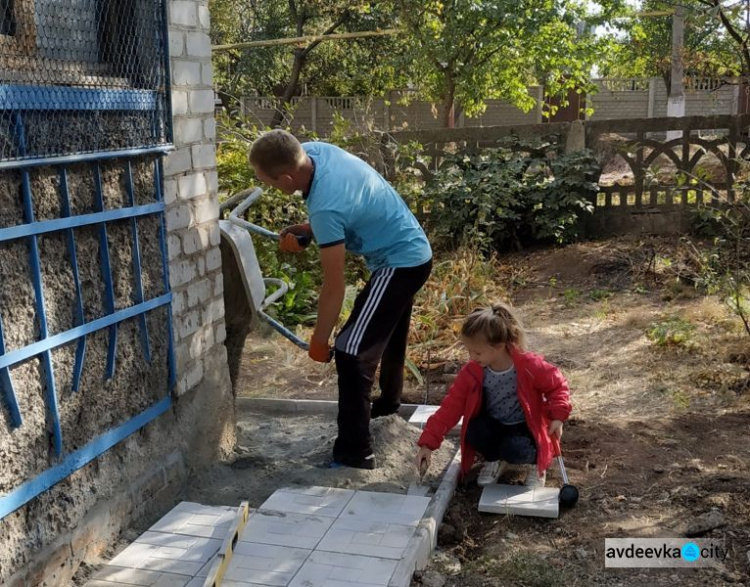 В поселке Новгородское жители обустраивают многоквартирный дом