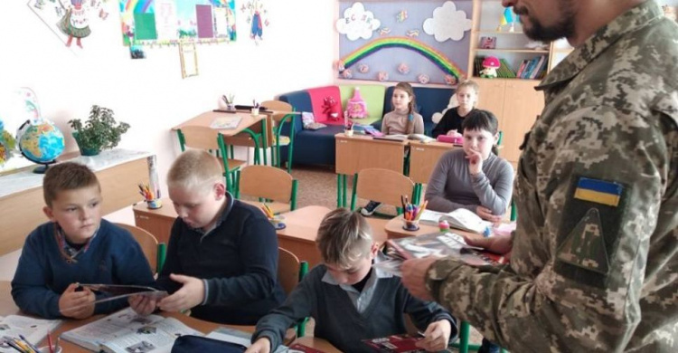 Авдеевские "симики" привезли в прифронтовые поселки книги-подарки для более 200 детей (ФОТО)