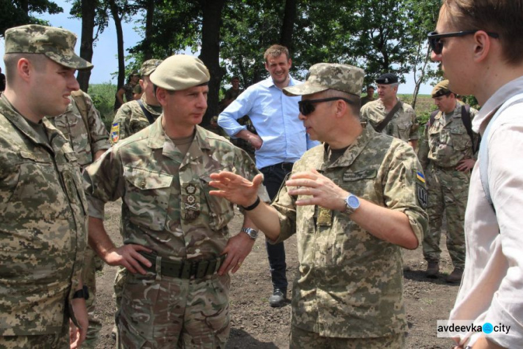 Позиции украинских войск в районе Авдеевки посетили британские военные (ФОТО + ВИДЕО)