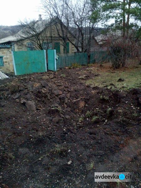 Разрушенный дом и огромные воронки: последствия обстрела  поселка на Донетчине (ФОТО)