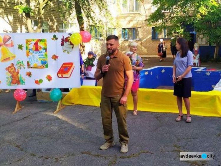 В Авдеевке прошли торжественные мероприятия для первоклашек и будущих выпускников (ФОТО)