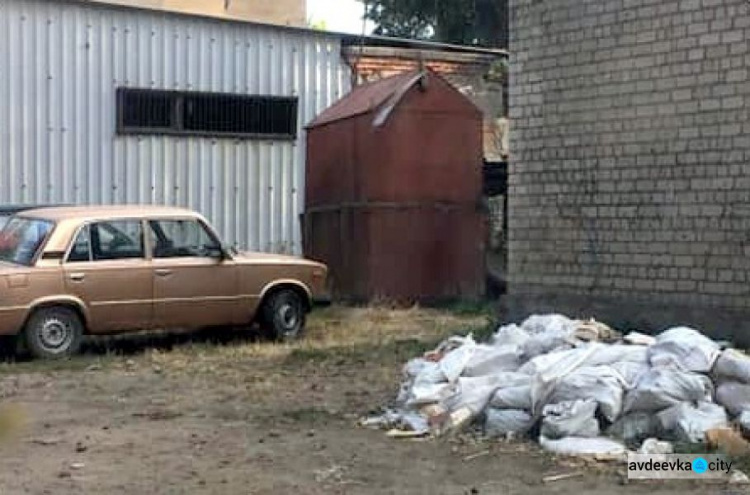 Коммунальщики напомнили авдеевцам правила обращения со строительным мусором и бытовыми отходами 