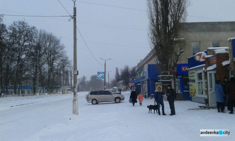 Авдеевские коммунальщики вышли на борьбу с последствиями снегопада (ФОТОФАКТ)