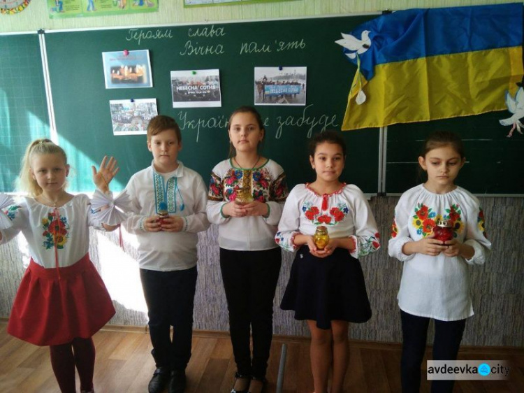 В школах Авдеевки почтили память Героев Небесной Сотни (ФОТО)