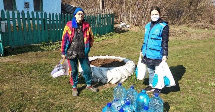 Сотрудники гуманитарного центра  оказали помощь в доставке воды, продуктов и лекарств одиноким людям села Новоселовка-2
