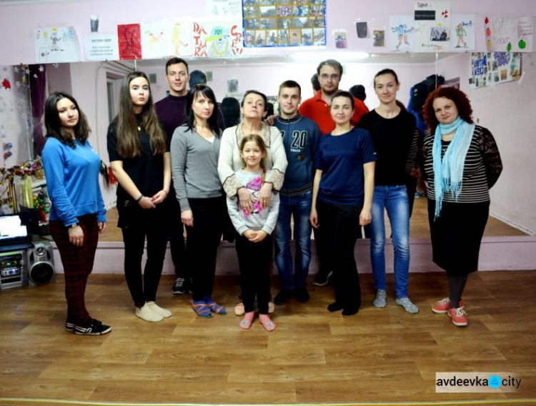 Жителей Авдеевки учили танцевать вальс: опубликованы фото