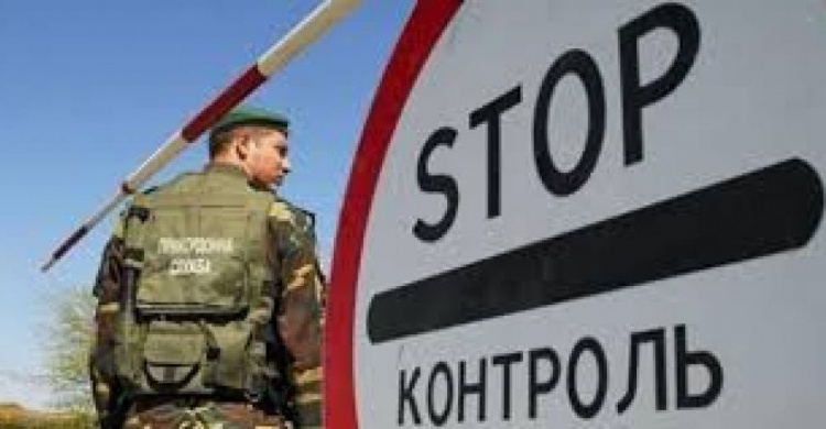 Пограничники на КПВВ  за сутки трижды отказались от взяток и нашли у водителя документы "ДНР"