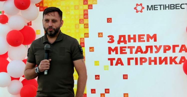Виталий Барабаш поздравил заводчан с Днем металлурга и горняка