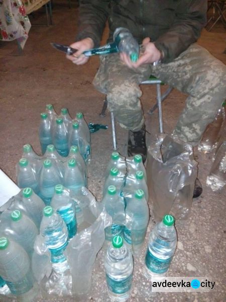 Бутылки с крестиками и перебежки между позициями: особенности освящения воды на передовых позициях ВСУ у Авдеевки (ФОТО + ВИДЕО)