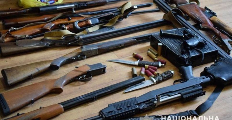 Жители Донецкой области принесли в полицию несколько сотен единиц оружия и мин (ФОТО)