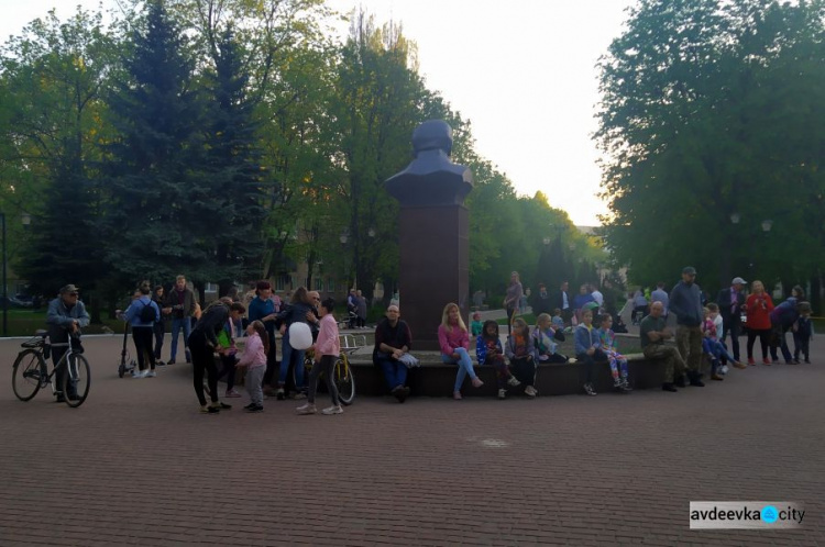 В Авдіївці біля пам ятника Шевченку заспівав інтернаціональний гурт