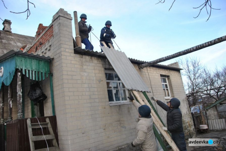 Демонтаж и установка: спасатели возрождают дома в Авдеевке (ФОТО)