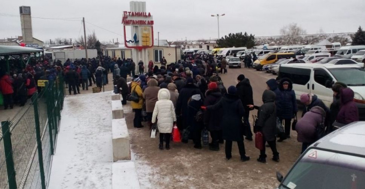 Огромные очереди Донбасса: около тысячи человек стояли у одного из КПВВ у линии разграничения