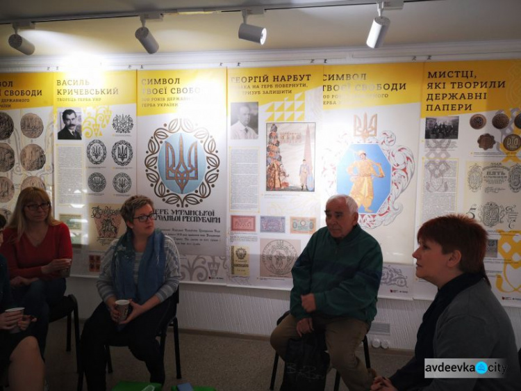 В Авдеевке пользуется успехом выставка о гербе Украины (ФОТО)