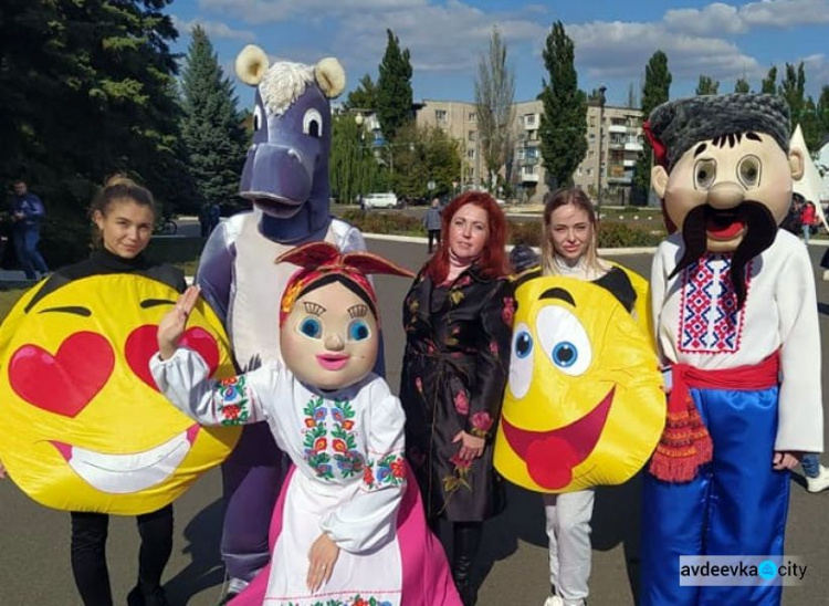 В Авдеевке впервые для горожан преклонного возраста провели яркий масштабный фестиваль «Ретро NEW осень» (ВИДЕО)
