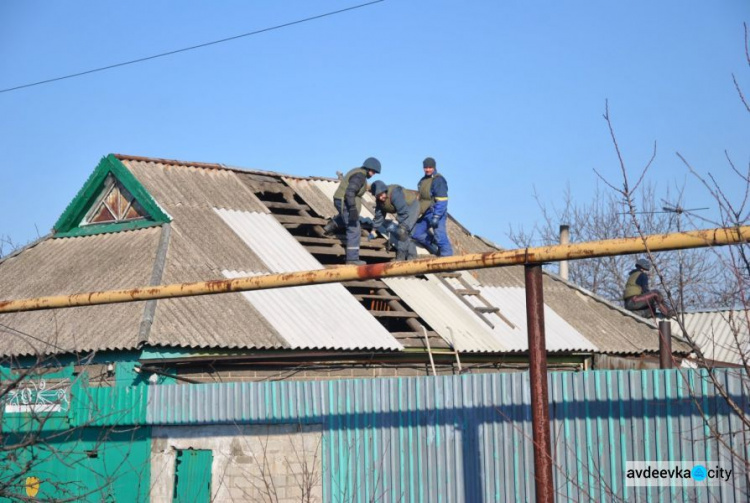 Спасатели устраняли последствия обстрелов на трех улицах Авдеевки: опубликованы фото
