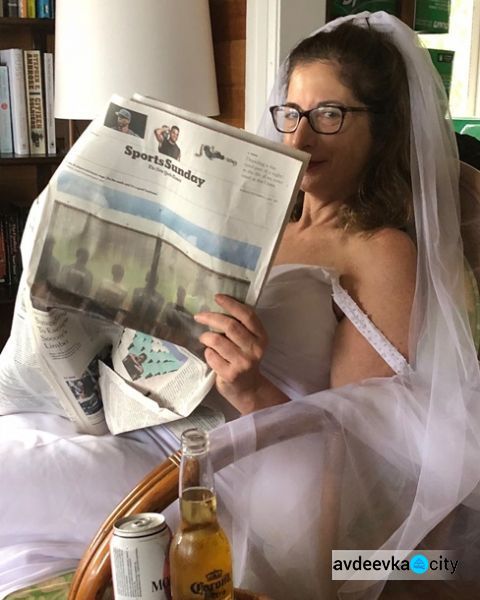 Американка в поисках жениха не снимает свадебное платье (ФОТО)