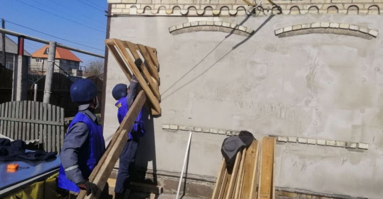Спасатели МЧС отремонтировали почти двести домов мирных жителей Донбасса