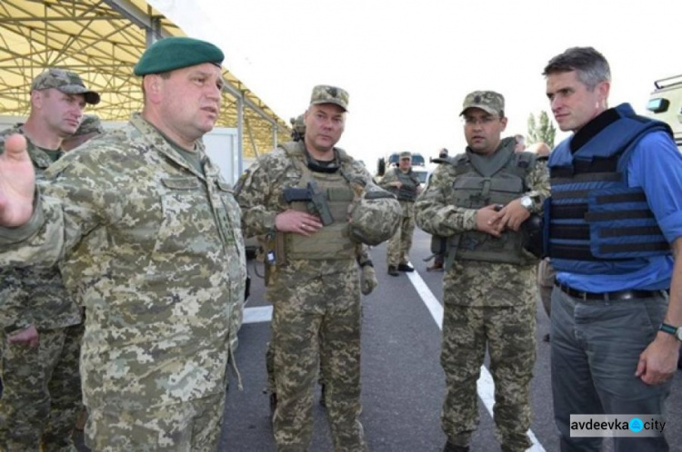 Британский министр обороны посетил зону ООС (ФОТО)