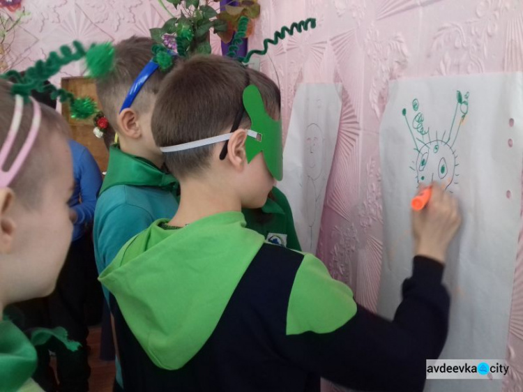 Дети Авдеевки погрузились в космос (ФОТО)