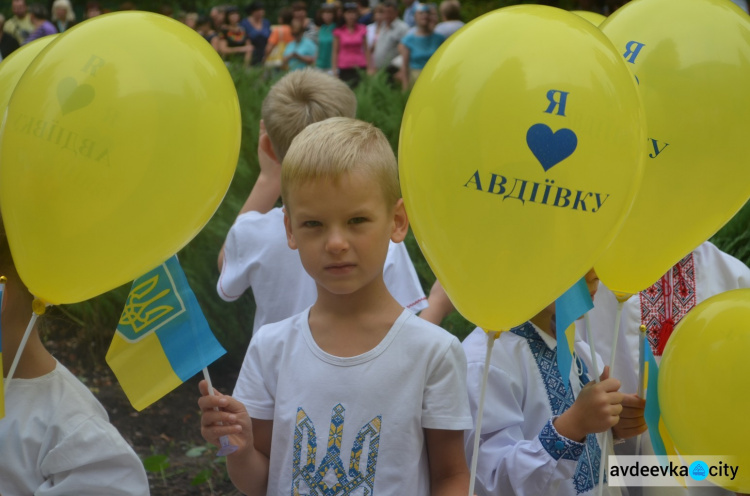 Над Авдеевкой торжественно подняли флаг Украины (ФОТОФАКТ)