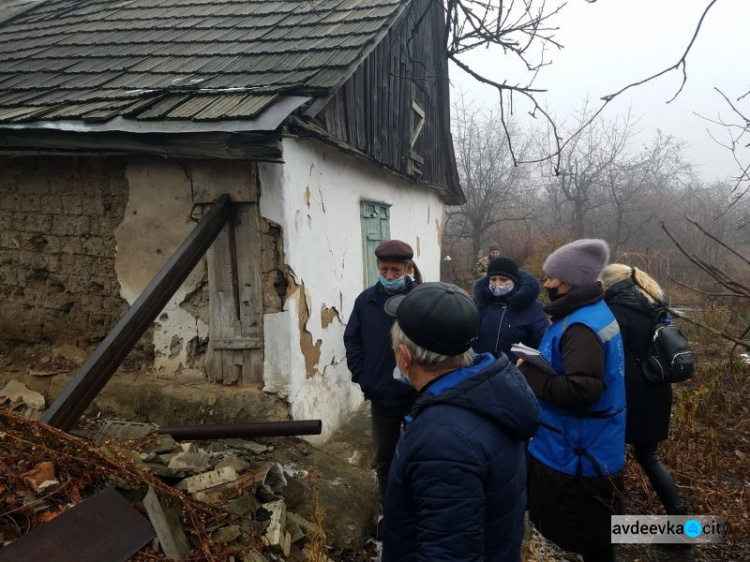 В Авдеевке специальная комиссия осматривает разрушенные обстрелами дома