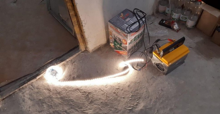 Авдіївські комунальники впроваджують нестандартні методи освітлення укриттів у місті