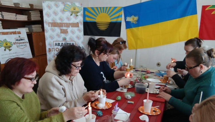 Великоднє диво своїми руками: в Кам'янському для авдіївців провели майстер-клас з писанкарства