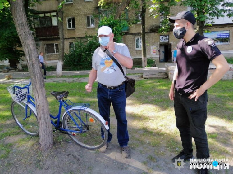 В Авдеевке полицейские напомнили велосипедистам правила дорожного движения